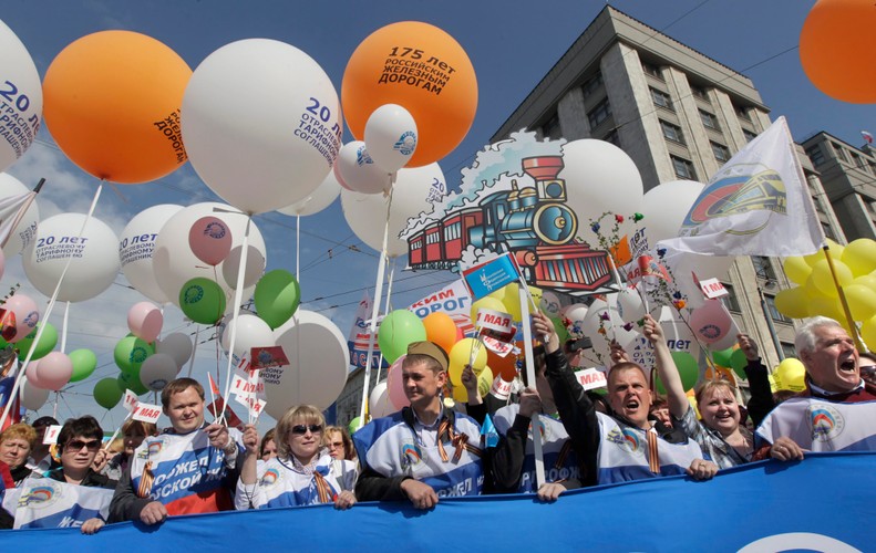 Kolorowy pochód na ulicach Moskwy