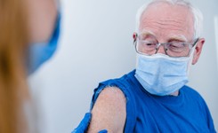 Seniorzy bezwzględnie powinni się szczepić na COVID-19