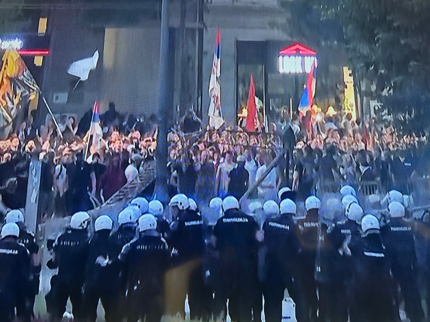 Napad na policiju kod Predsedništva