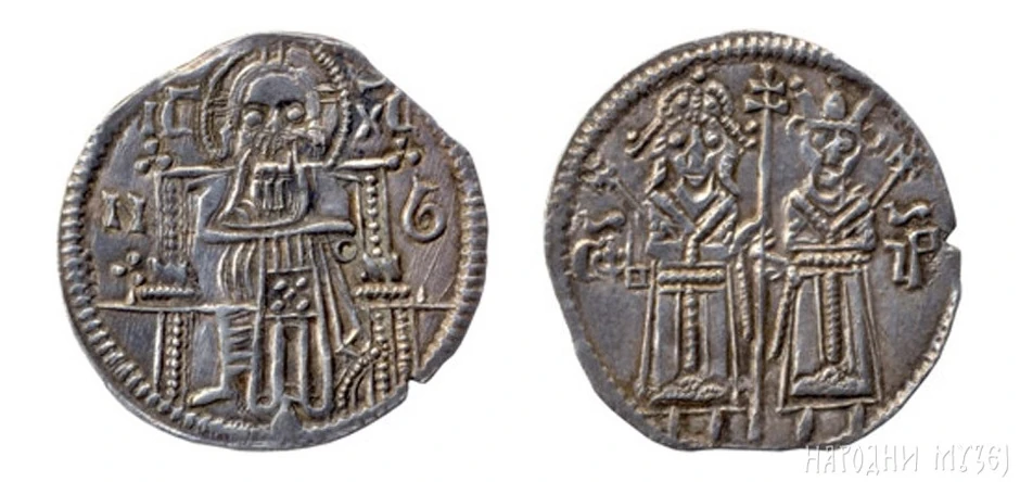 Dinar Stefana Dušana - avers: Hrist s nimbom sedi na prestolu. Desnom rukom blagosilja, levom drži jevanđelje.
revers: Car sa krunom, levo, i carica sa krunom, desno, stoje i drže dvostruki krst. Car u desnoj ruci, a carica u levoj, drže po skiptar sa krstom.