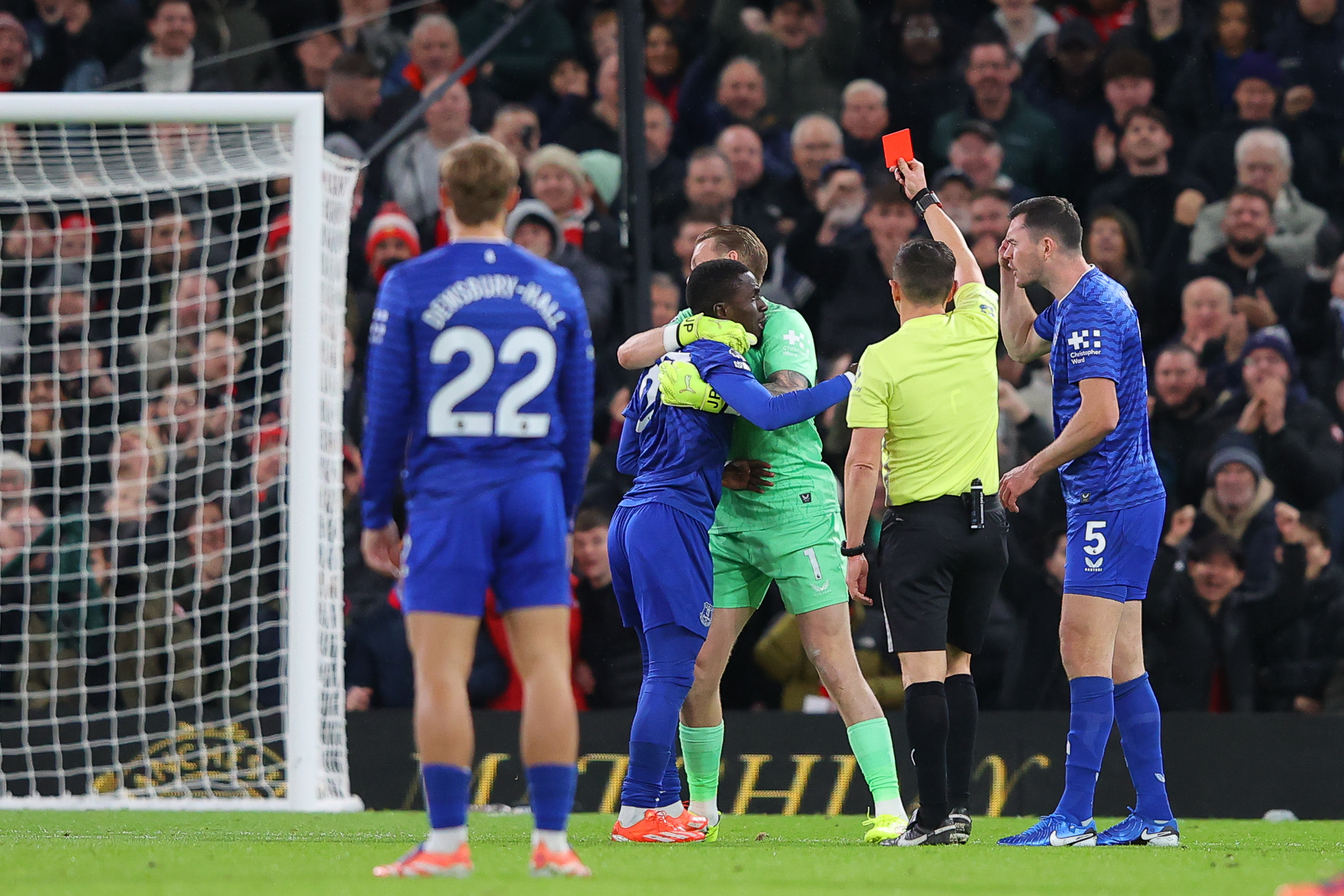Everton's Gueye sent off for slapping own teammate Keane