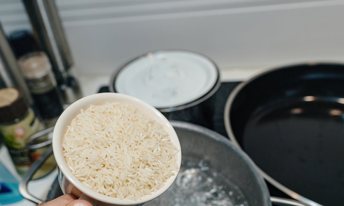 Ekskluzywny trik na przygotowanie ryżu. Dobre restauracje nie gotują go w wodzie