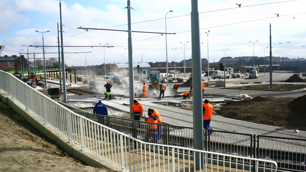 Już w piątek odbędzie się uroczyste otwarcie nowej linii tramwajowej Chełm - Nowa Łódzka. Tego dnia tramwaj pomiędzy pętlą Chełm-Witosa a nową pętlą na Świętokrzyskiej kursować będzie wahadłowo. Każdy mieszkaniec Gdańska będzie mógł przejechać się nową trasą za darmo. W sobotę rano tramwaje na tej trasie rozpoczną kursowanie zgodnie z nowym rozkładem.