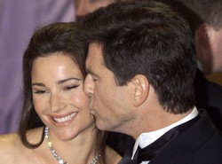 Żona Bonda skarży kalifornijską restaurację. Co się stało podczas posiłku?