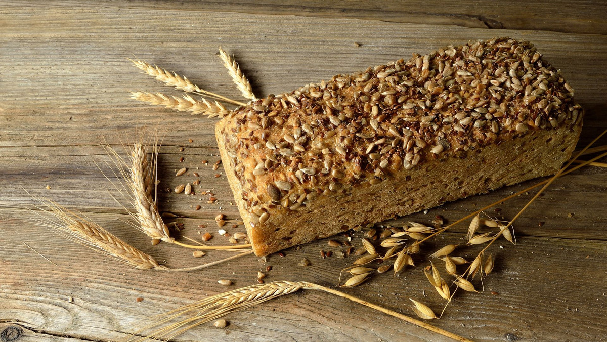 Chleb jest jednym z podstawowych składników zbilansowanej diety naszego organizmu. Jest podstawą każdej opracowanej dotychczas piramidy żywieniowej. Jednocześnie jednak w społeczeństwie pokutuje przekonanie, że chleb jest tuczący, przez co całkowicie eliminujemy go z codziennego jadłospisu. Czy słusznie? Przyjrzyjmy się faktom i mitom dotyczącym chleba!