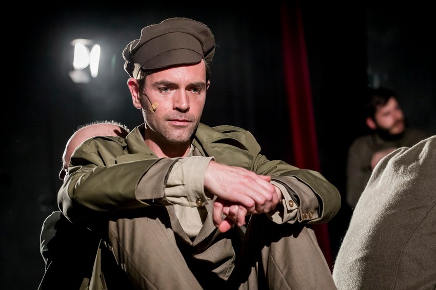 Scena iz predstave ''Jesenjin'' Novosadskog pozorišta