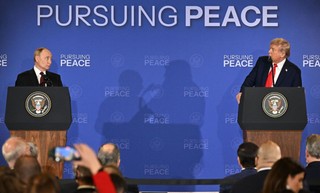 Putin na czerwonym dywanie u Trumpa. 'Amerykanie oferują Rosji coraz więcej'
