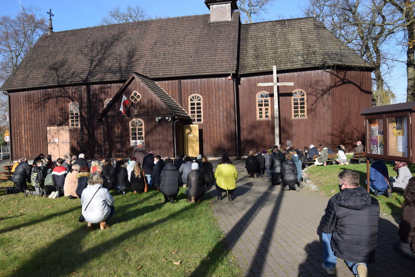 Ksiądz, który groził bronią protestującym, złożył rezygnację