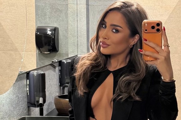 SVI SE PITAJU DA LI BIVŠA SNAJKA POLITIČARA NOSI DONJI VEŠ Bezobrazni izrezi na boku i stomaku ostavili sve u neverici: Puca od samopouzdanja u smeloj haljini