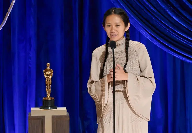 Chloé Zhao przyjmuje na scenie nagrodę reżyserską za film `` Nomadland &#39;&#39; podczas 93. dorocznej ceremonii rozdania Oscarów (Zdjęcie: Todd Wawrychuk / A.M.P.A.S. Via Getty Images)