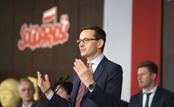 Przepychanki podczas spotkania premiera z mieszkańcami Gdańska. Morawiecki opuścił salę w asyście policji