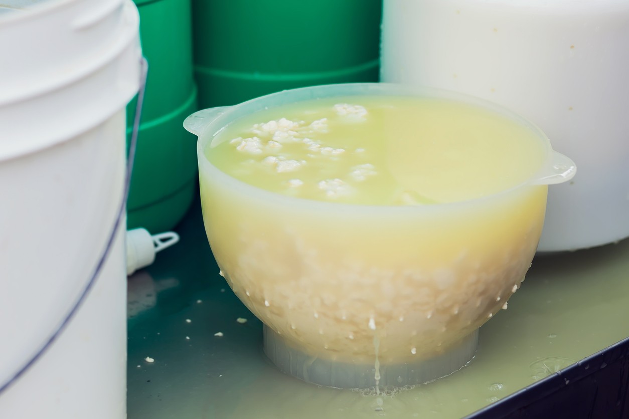 Srvátku možno piť samostatne alebo ju pridávať do smoothies, palaciniek a domáceho pečiva.