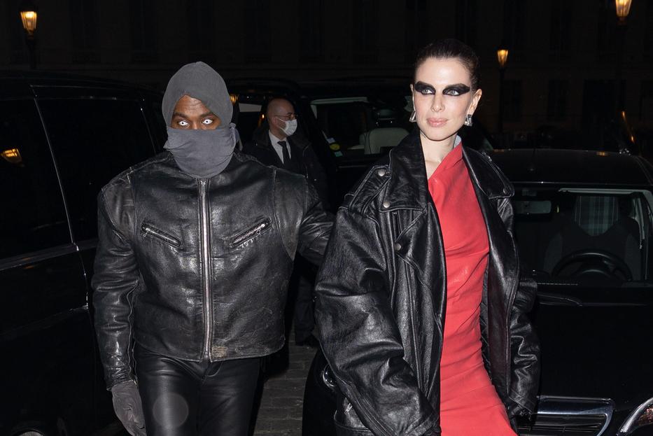 Julia Fox és Kanye West merész  szettben debütált a vörös szőnyegen