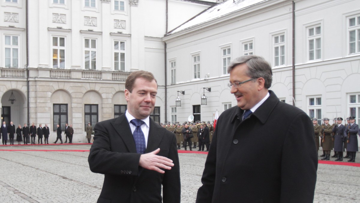 Dzisiaj w obecności prezydentów Dmitrija Miedwiediewa i Bronisława Komorowskiego podpisano szereg umów, które dotyczą m.in. obsługi statków polskich w rosyjskich portach i rosyjskich - w polskich a także współpracy Polski i Rosji w sferze modernizacji gospodarki. Podpisane zostało również memorandum ws. współpracy prokuratur obu krajów.