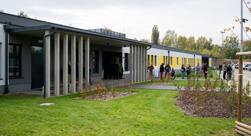 Nowy i parterowy, przystosowany dla ludzi z niepełnosprawnościami budynek przy ul. Popielskiego to przestrzeń, w której można odzyskać stabilność i spokój. 