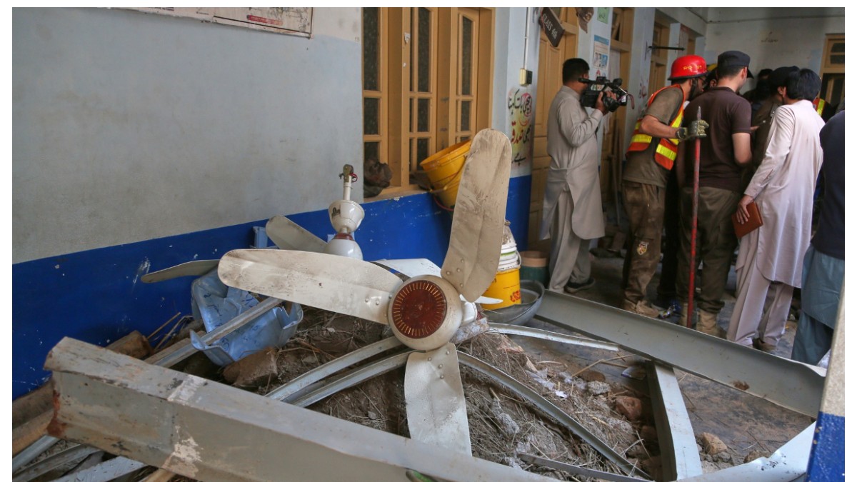 Cel puțin 34 de copii și o profesoară au murit după ce tavanul unei școli s-a prăbușit peste ei, în Pakistan
