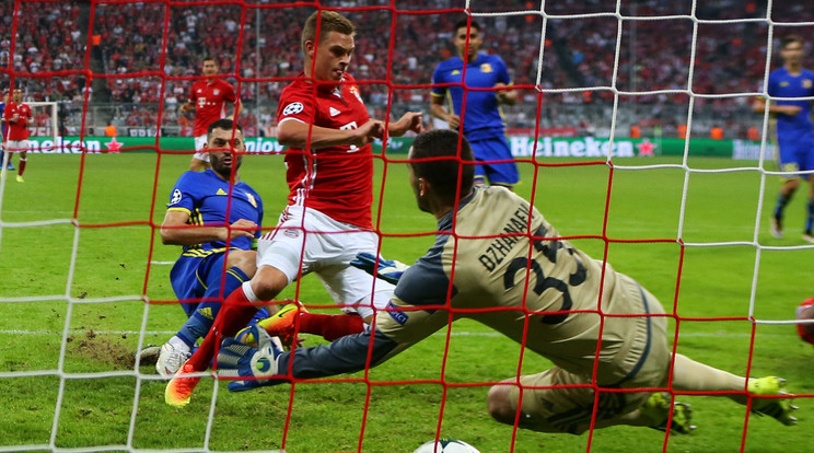 Joshua Kimmich (piros-
ban) két góllal járult hozzá 
az újabb hazai sikerhez  /Fotó: Europress GettyImages
