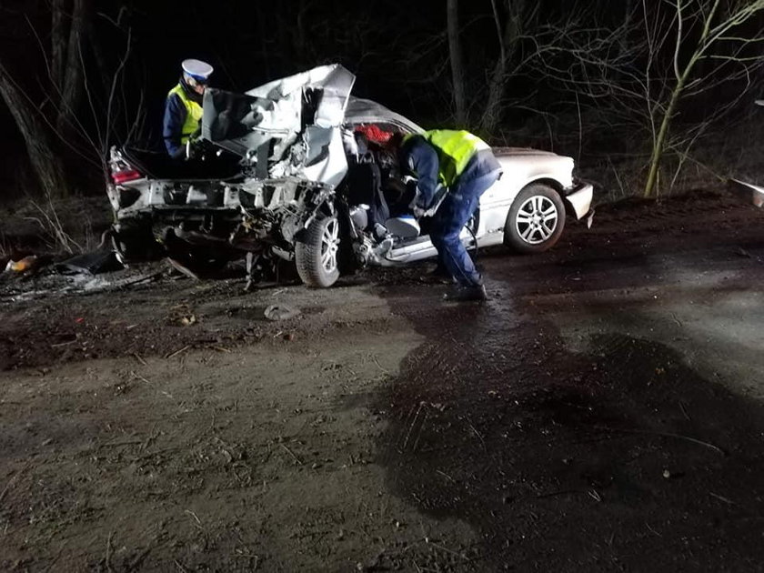 Wypadek pod Rakoniewicami. Auto uderzyło w drzewo. Nie żyją 2 osoby