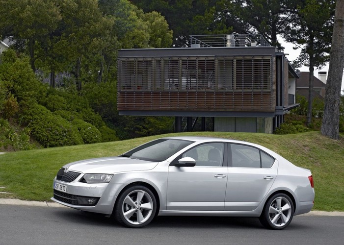 4. Skoda Octavia
Czwarte miejsce przypadło czeskiemu liftbackowi w drugiej wersji wyposażenia z silnikiem benzynowym 1.4 o mocy 150 KM. Początkowa wartość samochodu to 79 670 zł. Po upływie trzech lat i przebiegu 90 tys. km Skoda traci na wartości 36 tys. zł. Oznacza to, że procentowa wartość rezydualna wynosi 54,8 proc., a cena samochodu po upływie tego czasu znajduje się na poziomie 43 659 zł.

Octavia w odmianie Ambition została wyposażona w komplet poduszek powietrznych, funkcję start-stop, klimatyzację manualną i elektrycznie sterowane szyby z przodu. 

Podstawowa odmiana tego modelu jest wyceniana na 63 960 zł i jest wyposażona w silnik benzynowy 1.2 o mocy 85 KM.