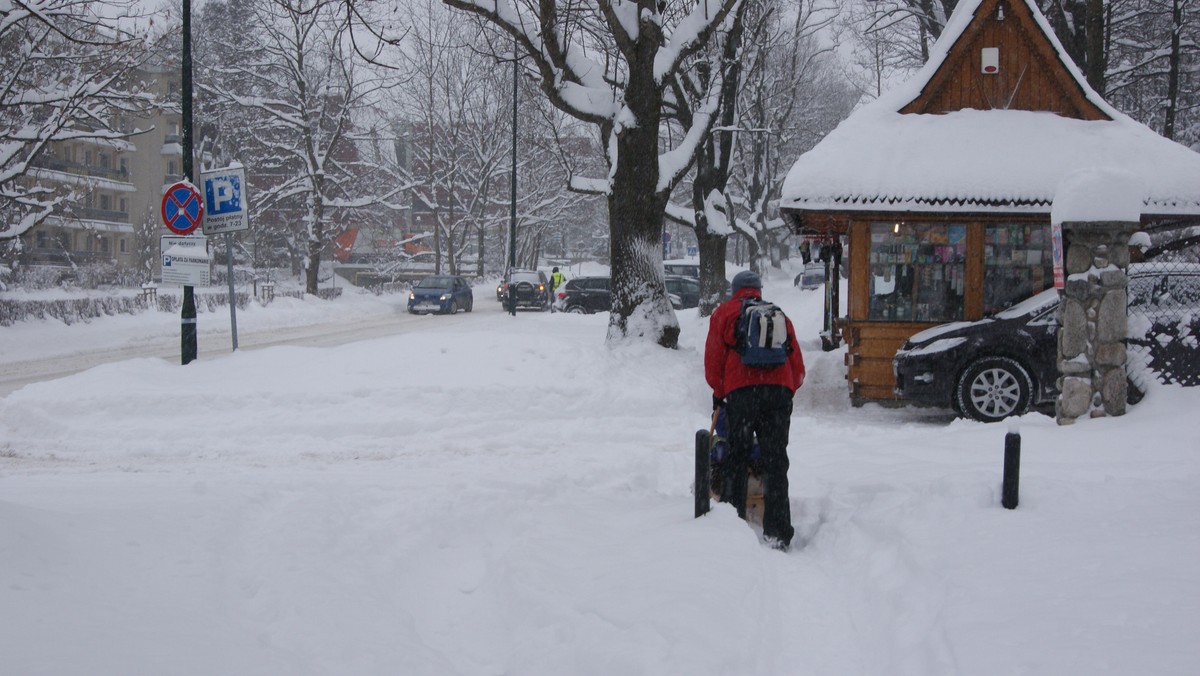 W Zakopanem i okolicach od środy nasypało 30 - 50 cm śniegu. Ulice w stolicy Tatr są białe.