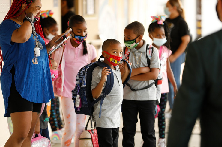 Učenici škole u Harbor Sitiju u Kaliforniji sa maskama
