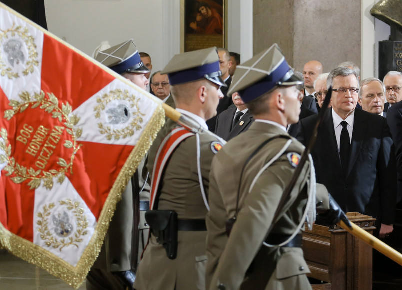 "Majestat demokratycznej i niepodległej Polski powinien być umacniany poprzez okazywanie szacunku zmarłemu prezydentowi nawet, a może właśnie szczególnie wtedy, gdy politycznie tak wiele dzieli" - mówił Komorowski