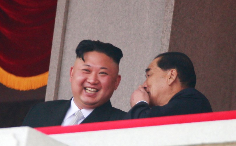 Defiladę obserwuje m.in. wnuk Kim Ir Sena i obecny przywódca kraju, Kim Dzong Un. Fot. EPA/HOW HWEE YOUNG