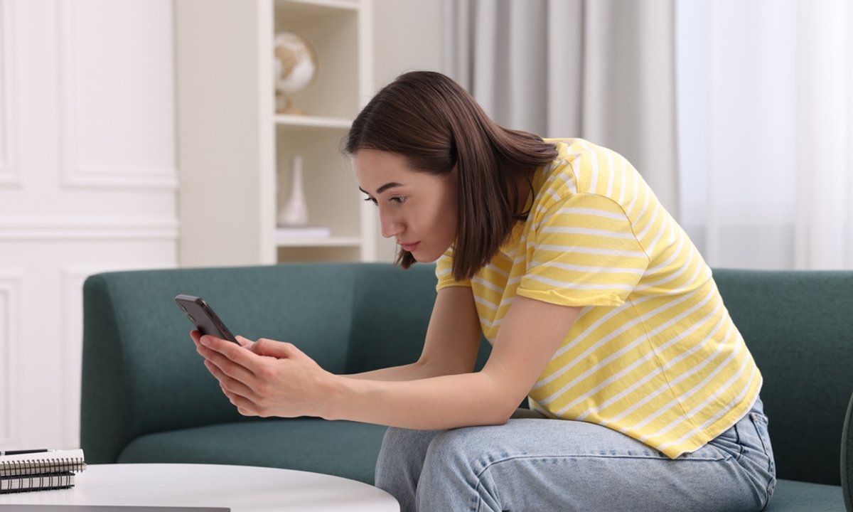 Zdziwisz się, do czego prowadzi garbienie się. Zaczyna się od... problemów ze zgryzem