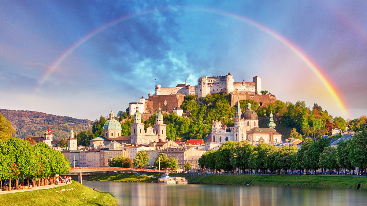 Salzburg to jedno z najbardziej znanych miast w Austrii. Każdego roku odwiedzane jest przez ogromną liczbę turystów. Dzieje się tak nie tylko z powodu przepięknych Alp, idealnych do uprawiania różnych sportów zimowych, ale także ze względu na niesamowite zabytki, które stanowią doskonałe źródło wiedzy o historii całej Europy. Salzburg może poszczycić się przede wszystkim wyjątkową architekturą pochodzącą z różnych okresów historycznych, a najlepszym jej przykładem jest zabytkowe centrum Salzburga, które w 1996 roku zostało wpisane na listę światowego dziedzictwa kulturowego UNESCO.