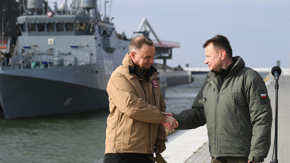 Andrzej Duda i Mariusz Błaszczak  po ćwiczeniach pod kryptonimem Zalew-23 w Porcie Morskim Nowy Świat na Mierzei Wiślanej