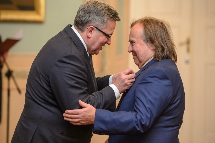 Prezydent Bronisław Komorowski odznacza kompozytora i multiinstrumentalistę Romualda Lipkę