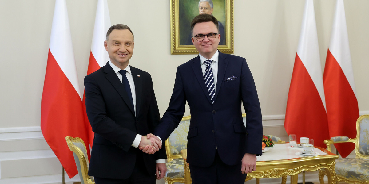 Andrzej Duda (z lewej) stracił pozycję lidera w rankingu zaufania Polaków do polityków na rzecz Szymona Hołowni (z prawej)