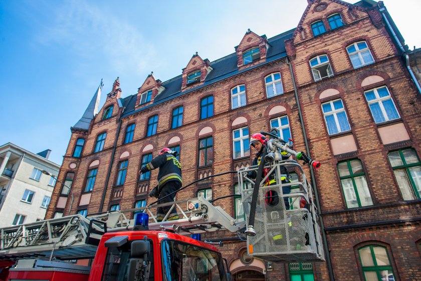 Palił się dach budynku