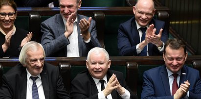 Ten sondaż ucieszy PiS. Są jednak poważne wątpliwości