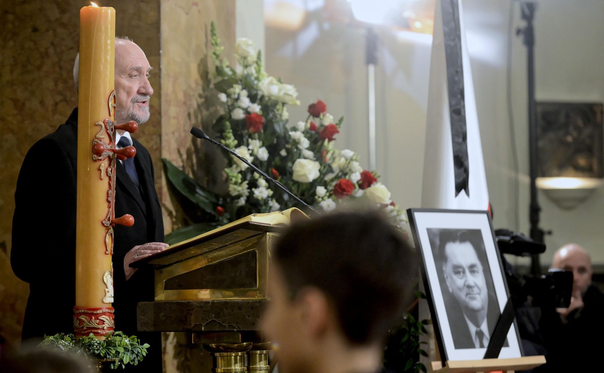 Antoni Macierewicz na mszy żałobnej w intencji Jana Olszewskiego