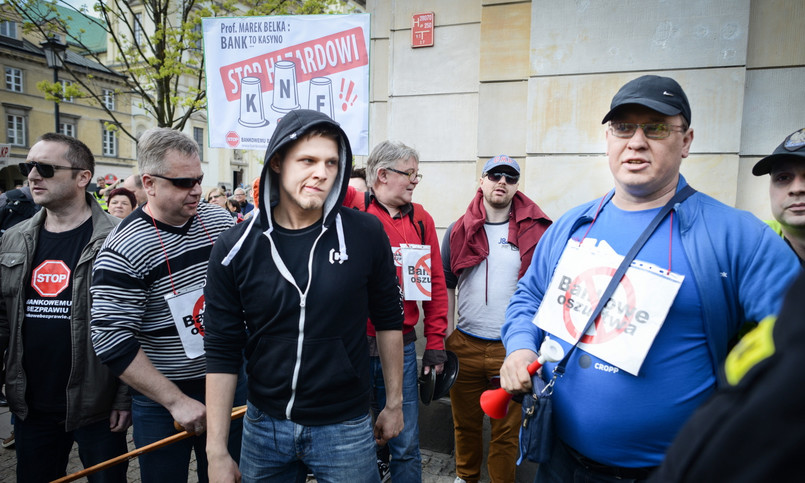 Manifestacja Osób Poszkodowanych Przez Banki. Frankowicze protestowali przed NBP i Pałacem Prezydenckim