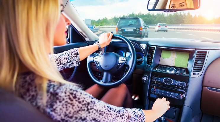 A női sofőrök általában a biztonságra törekszenek, lassabban, figyelmesebben
vezetnek, mint férfi társaik /Fotó: Getty Images