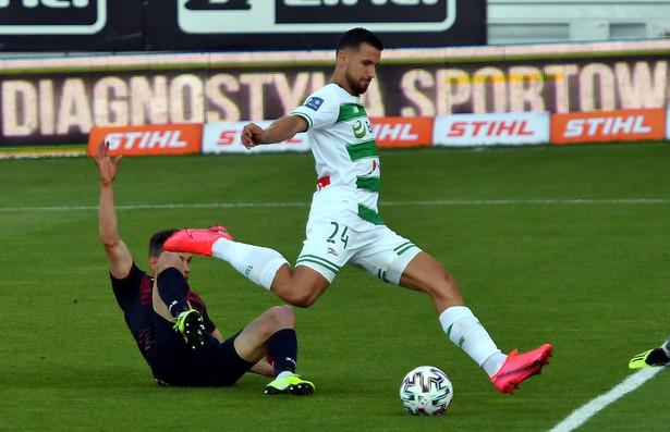 Piłkarz Pogoni Szczecin Jakub Bartkowski (L) i Łukasz Zwoliński (P) z Lechii Gdańsk podczas meczu ostatniej kolejki rundy zasadniczej Ekstraklasy