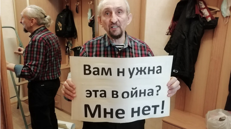 Anatolij Roszczin z transparentem: "Czy wam potrzebna jest ta wojna? Mnie nie jest"