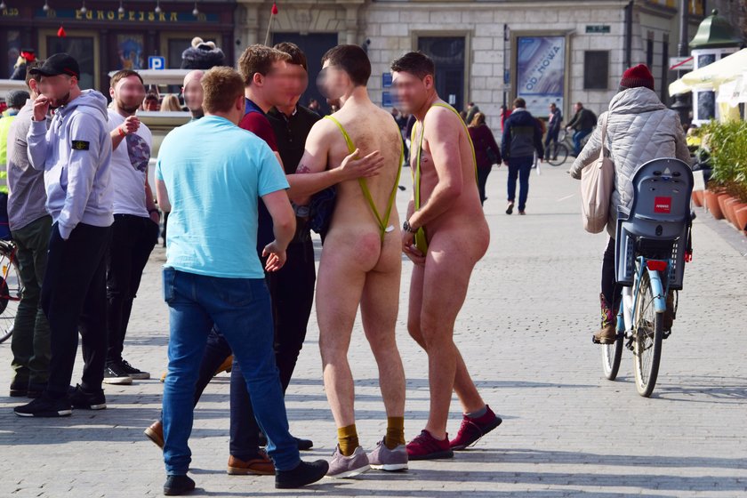 Turyści świecili golizną w centrum Krakowa. Jest kara dla dorożkarza