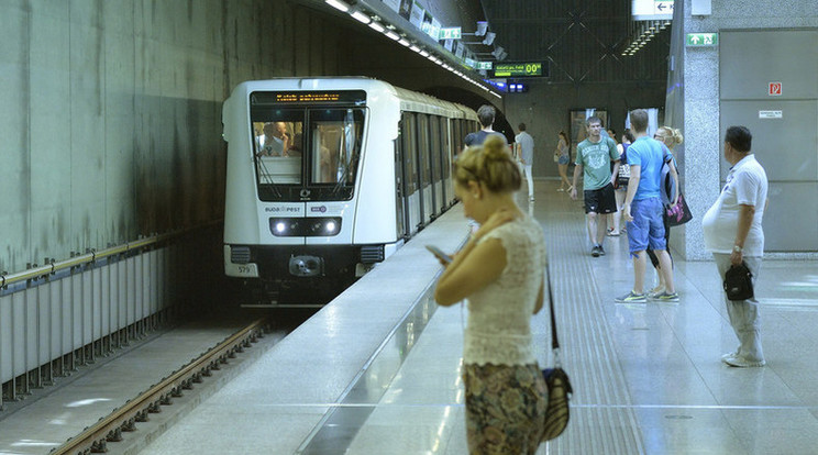A metrósínekhez mászott le egy férfi / Fotó: MTI-Máthé Zoltán