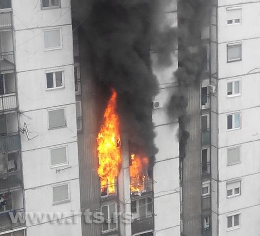 Snimak dok je stan još goreo (FOTO: RTS)
