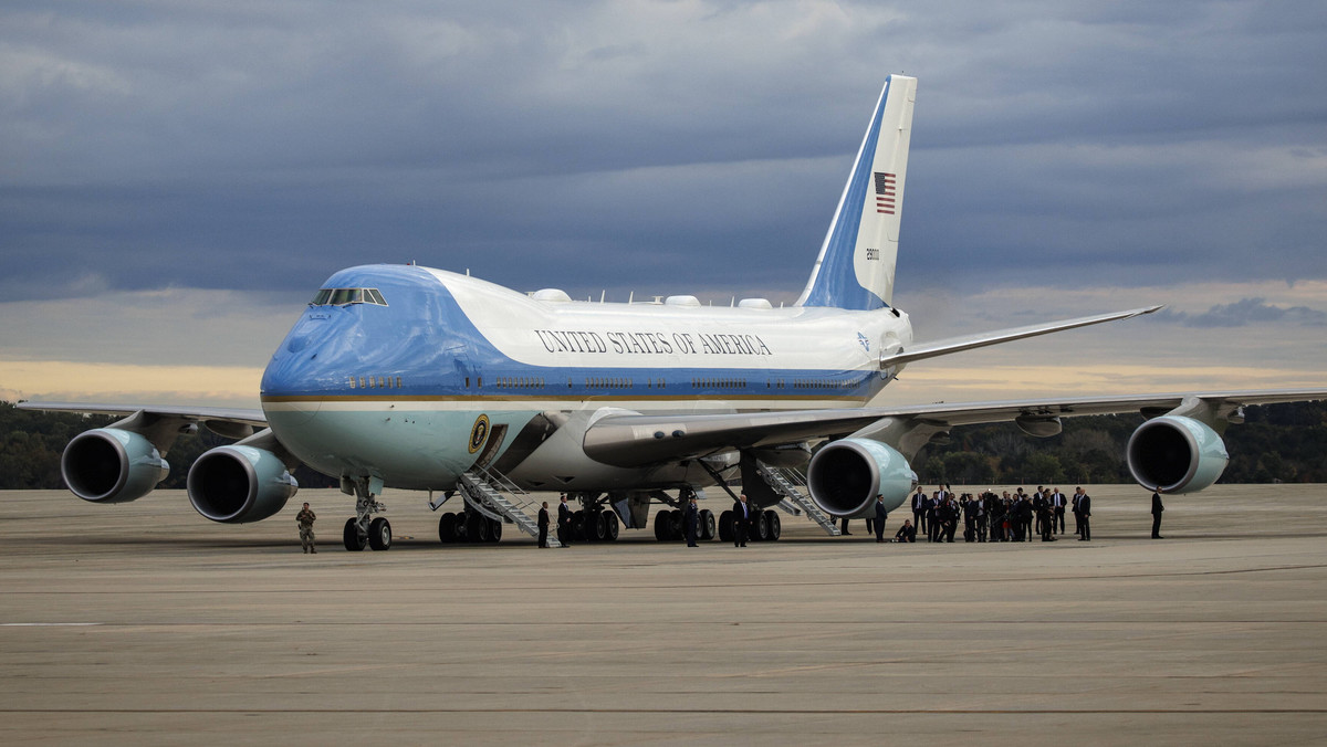 Dziennikarze "rozkradają" samolot prezydenta USA. "Ręce precz"