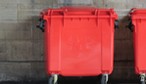 Nowy kolor pojemników na odpady (czerwony) już na ulicach. Jakie śmieci do nich wrzucać?