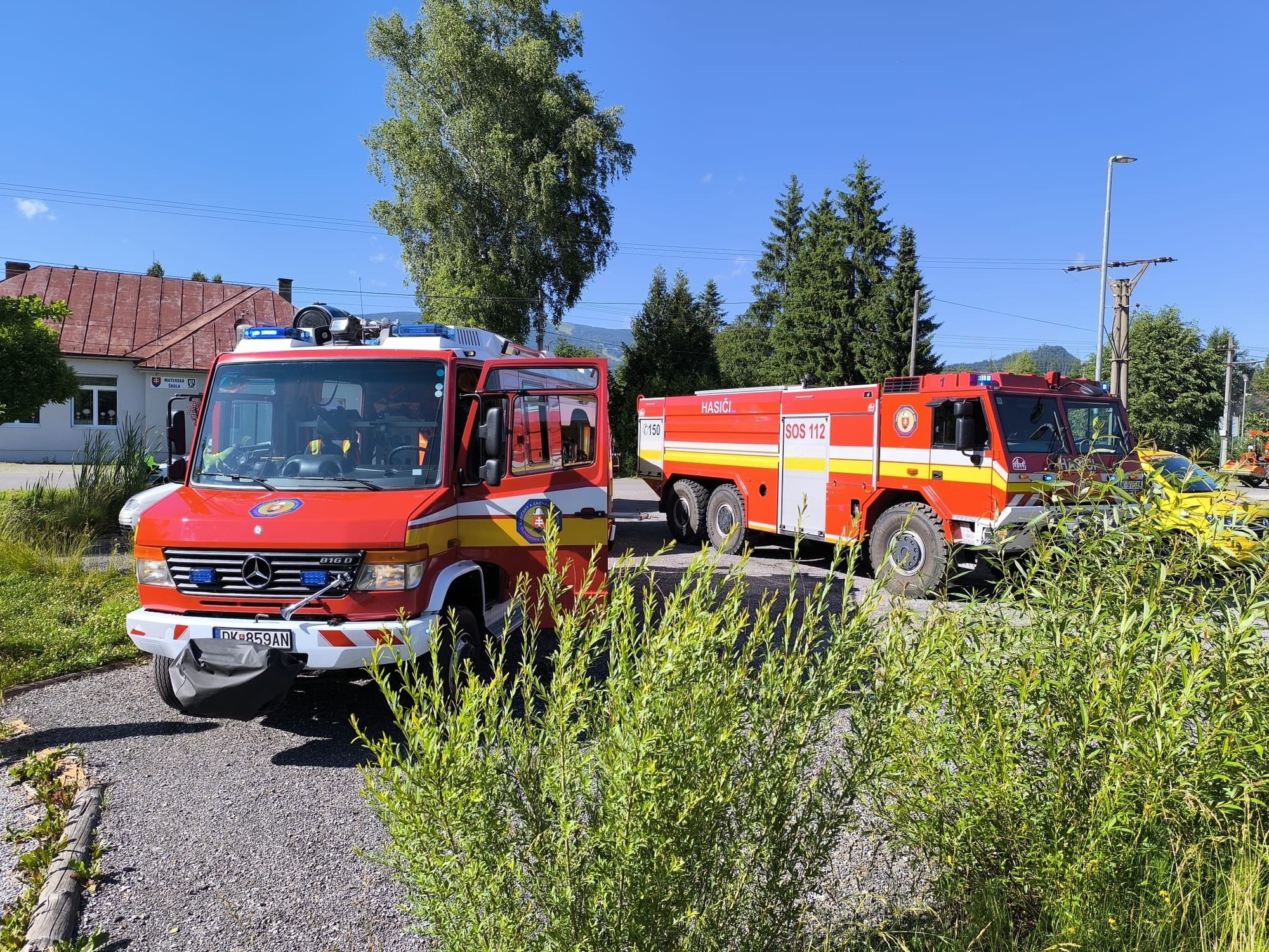 Na priecestí vo Veličnej sa zrazilo auto s nákladným vlakom.