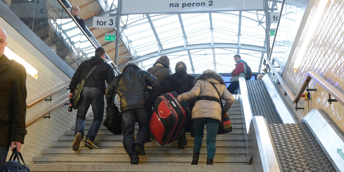 Taśmociągi i windy na dworcu we Wrocławiu.