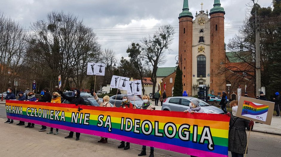 Protest pod katedrą oliwską