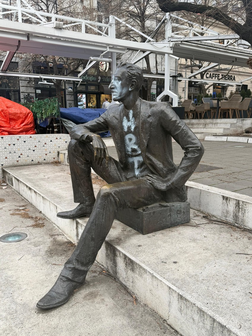 Spomenik je išaran belom farbom