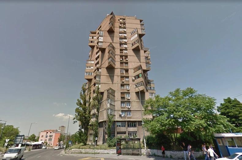 Cela zgrada je unutra kružnog oblika, a kroz nju po sredini "saobraćaju" dva lifta.