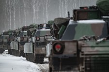 Pociąg wyładowany czołgami po brzegi. Potężny transport z USA dotarł do Polski